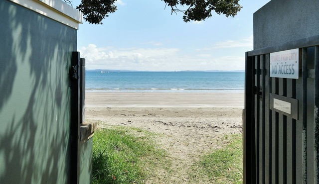 Experience a Kiwi beach holiday here, a couple of minutes walk to the sand . in Whangaparāoa