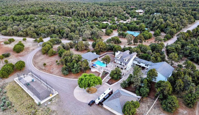 Exquisite Mountain Estate with Pool [Entire Home]