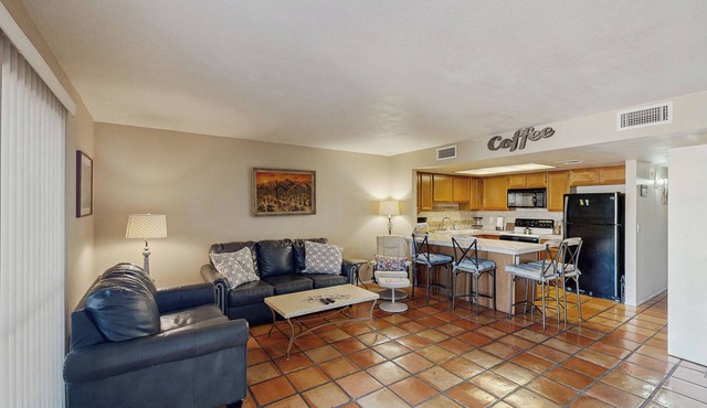 Extended Stay in Tucson! Dog-Friendly Townhome