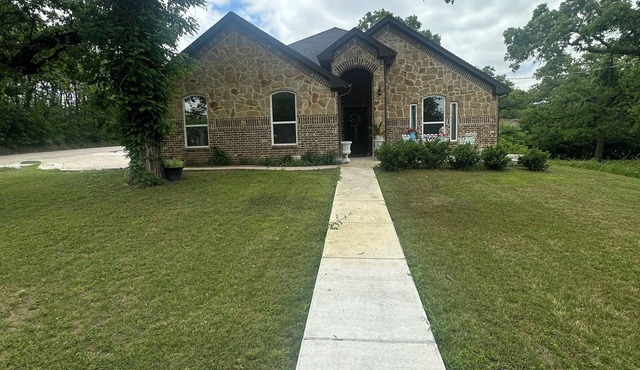 Family friendly newer construction home, 5 min drive to Eagle Mountain Marina.