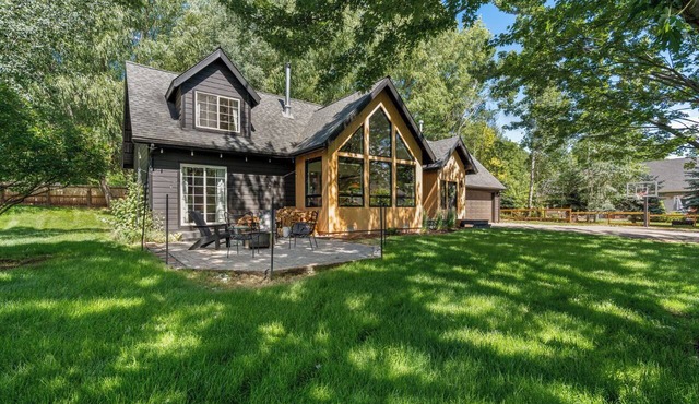 Family Mountain Retreat | Fireplace Home