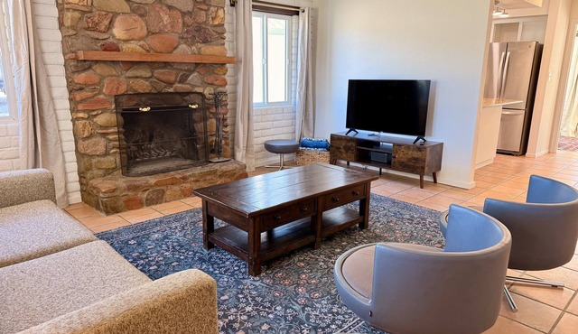 Family & Pet friendly Patagonia home + Volleyball Court & Firepit