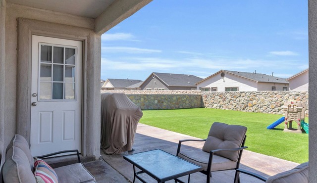 Family size home 5 minutes to I-10, shops, and food places!