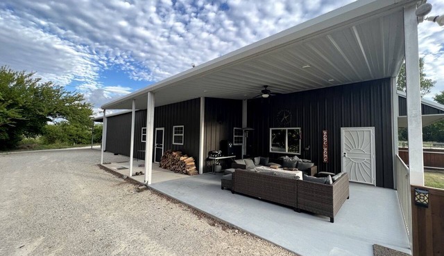 Family Style Glamping in Pet-Friendly Rental at Lake Godstone, Texas