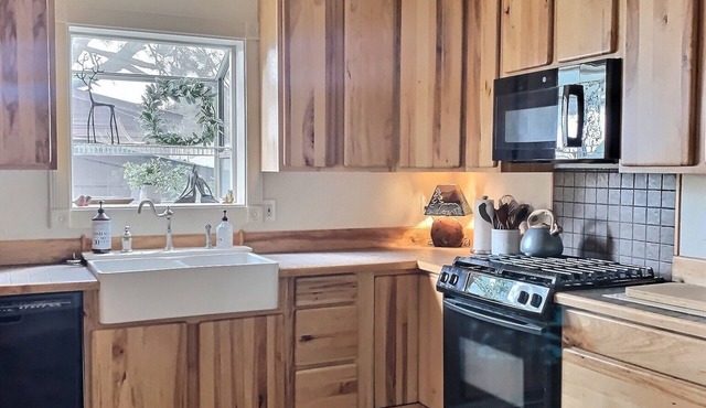 Farmhouse Victorian Perfect Cloudcroft Location!