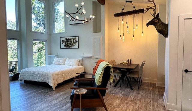 Firefly1 - luxury treehouse, hot tub, lake access, ample parking, full kitchen in Eureka Springs
