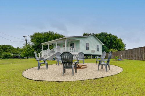 Fish & Boat: Home w/Spacious Yard in Seadrift