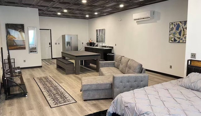 Food Truck Court BNB w/breakfast & pool table