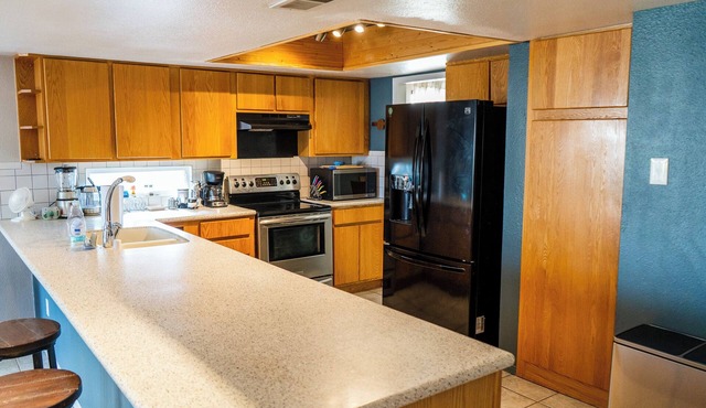 Foothills Retreat: Views, Local Art, Freeway Access & Peaceful Trails