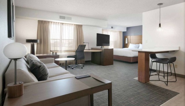 For The Whole Family! TWO 2BR Suites with Kitchen, Free Breakfast, Outdoor Pool!