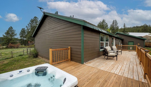 Forest Getaway with Jacuzzi! 3 Bedroom Home
