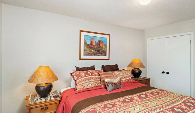 Fort Marcy 51 | Walk to Plaza | Kiva Fireplace | Full Kitchen | Hot Tub | Pool | Single Level