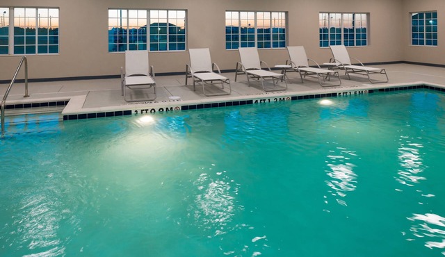 Free Breakfast. Pool. Gym. Close to Maxey Park Zoo!