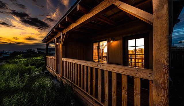 Free parking&WIFI Historic Decor&Balcony Views Miners Cabin #2(KING-Accessible)