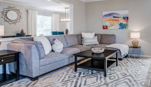 Fully Equipped Comfy Home in Charming Neighborhood!
