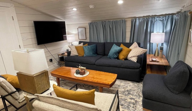 Fun Bunkhouse with 10 beds, full kitchen, and WiFi, AC in Historic Concho in Concho