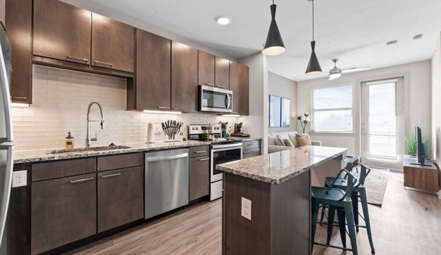 Fun king 1BR suite close to Downtown w/gym