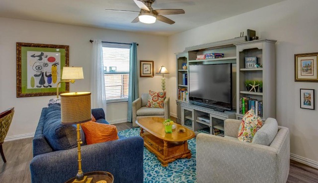 Game Room + Walk to Beach: Gun Barrel City Gem!