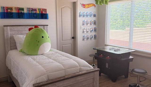 Gated Retreat Near Old Town, Game Room, Family Friendly & Spacious