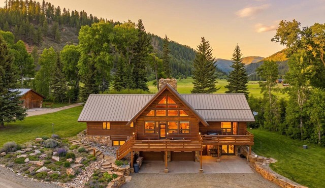 Goble Creek Ranch | On River + Hot Tub + 65 Acre