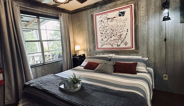 Gold Panner's Bunkhouse Sleeps 2 With King Size Bed