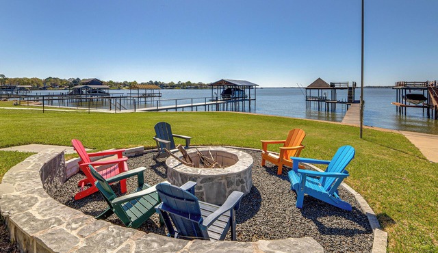Gorgeous Lakefront Home w/Chef's Outdoor Kitchen