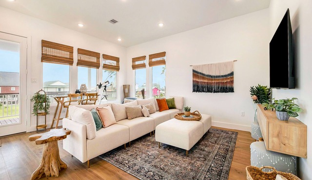 Gorgeous & Modern 3BR | Steps to the Beach | Large Deck | Modern in Freeport