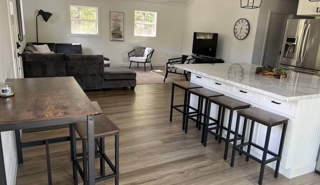 Gorgeous remodeled Lakehouse - walk across street to lake!