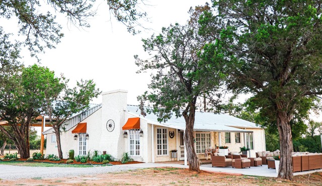 Gorgeous Ridge View Retreat.Historic Casa.Sleeps 11 .Walk to River. ADA Acc.
