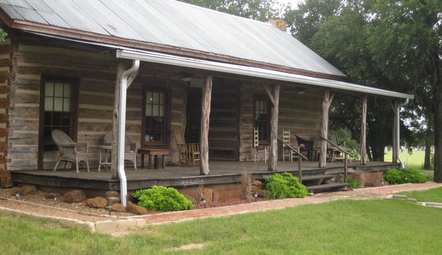 Granbury Log Cabin - West Cabin - Two seperate cabins under one roof