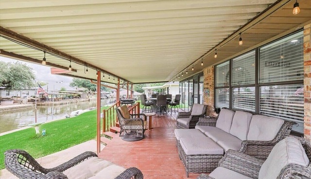 Granbury Serenity 3BD/2BA Retreat with Hot Tub