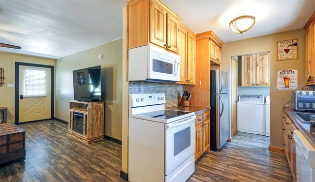 Green Acres- Charming Farmhouse plus 4acres