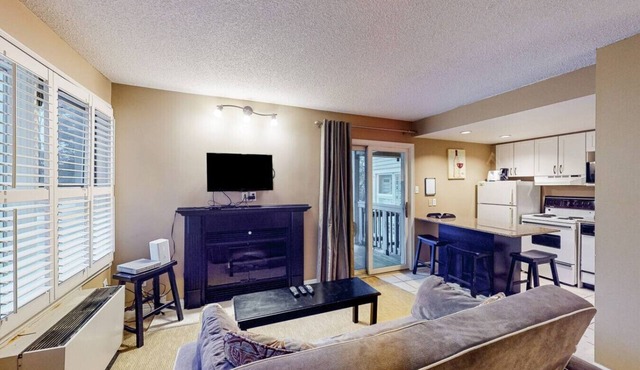 Ground Level Studio with Pool, Hot Tub, Tennis! in The Blue Mountains