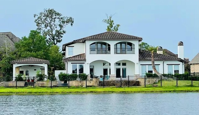 Guesthouse with Lakeview in The Woodlands: Pool, BBQ, Firepit, Bike, Paddle Boat