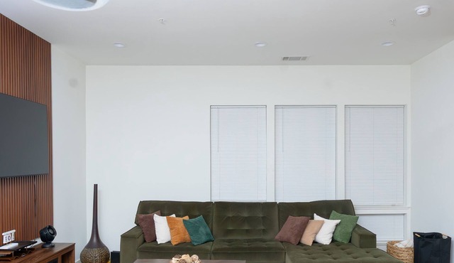 Happiness at NO-CHARGE in walkaway Akard Travelbae Luxe Haus
