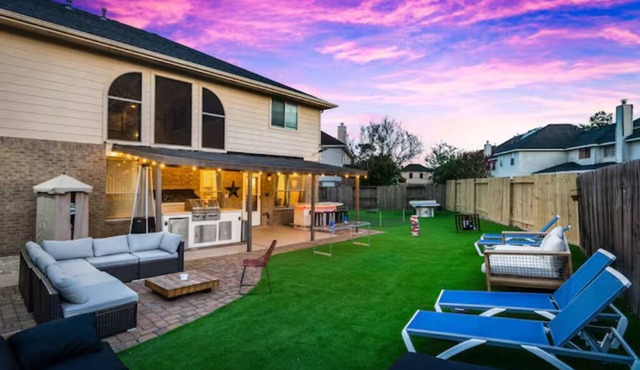 Heated Pool, has it all & close to everything.