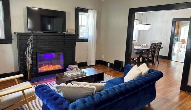 Hello Sunshine! Beautiful bungalow in the heart of Springfield with Game Room in Springfield