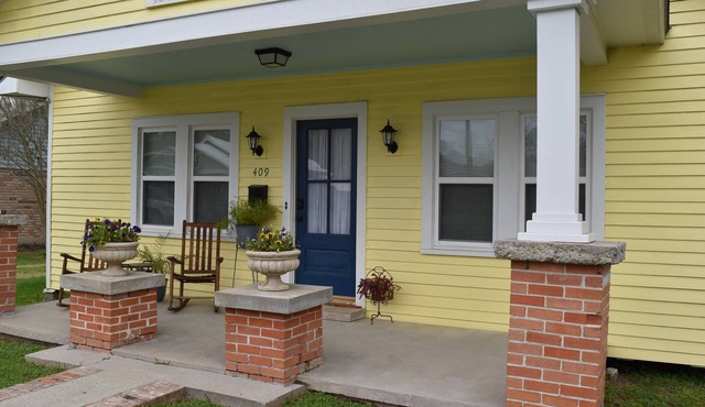 "Henrietta's Magnolia" Located 2 1/2 blocks from historic downtown Breaux Bridge in Breaux Bridge