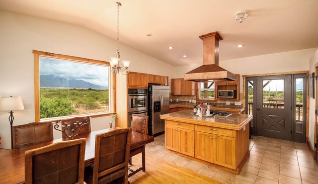High Desert Oasis, 360 mountain views, close proximity to Bisbee and Tombstone