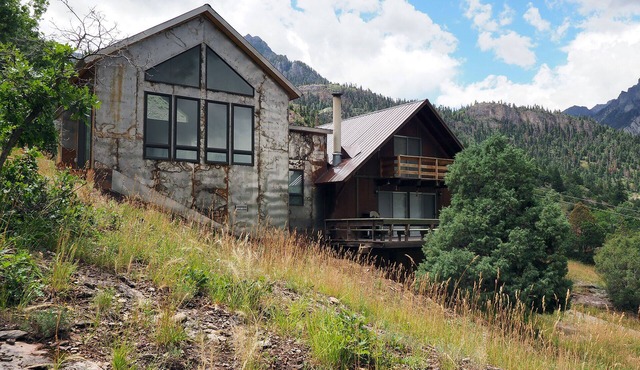 Hillside Haven: Extended-Stay Cabin with Stunning Ouray Views