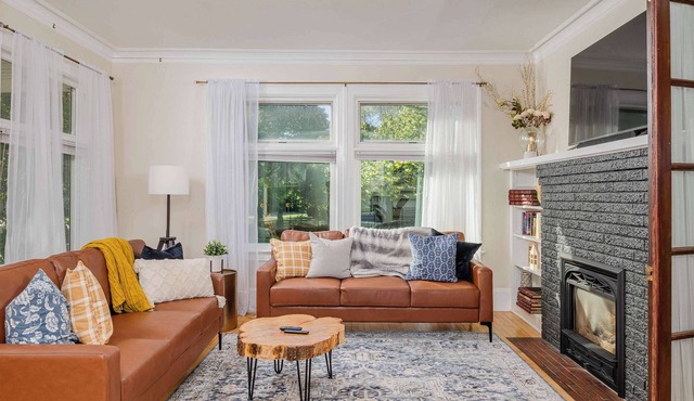 Historic Appleton Mansion-Sleeps 13 & Free Parking in Appleton