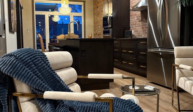 Historic Downtown Luxury Suite in Lacombe