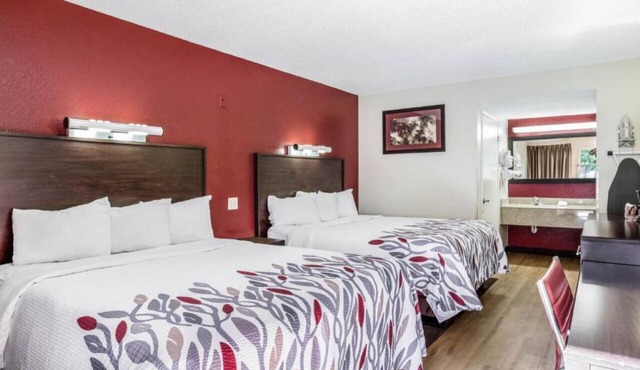 Historic Route 66 Stay w/Pool & Gym Stay with Breakfast | 4.86 mi to Rex Museum
