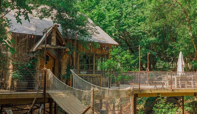 Hobbit Treehouse with waterfall on the Brazos River! 350 acres! Tubing! Petting zoo!