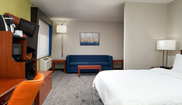 Holiday Inn Express Farmington - Bloomfield by IHG