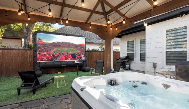 Home near DT Dallas, Sleeps 15, 20 Min to AT&T Stadium, Hot Tub & TankPool