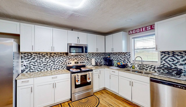 Home near Somerville Lake with firepit, BBQ pit, gazebo, washer/dryer, & patio
