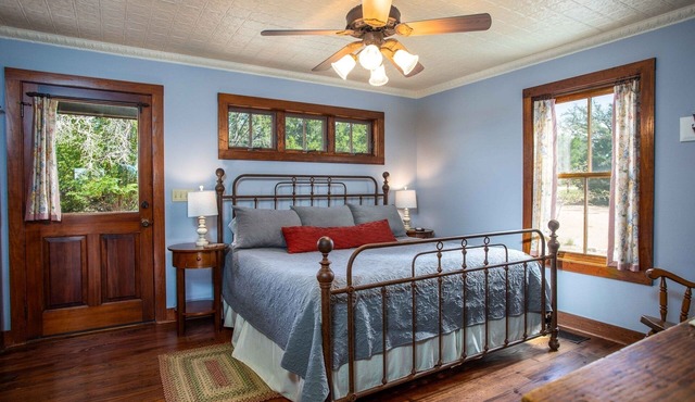 Honey Creek Cottage | Relax and Unwind in the Scenic Hill Country