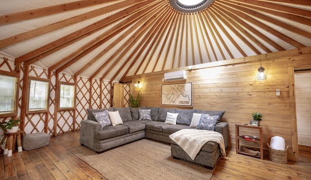 Hoot Owl Yurt/Cold A/C! Hot Tub/Medina River/Close to Downtown/RiverYurtVillage