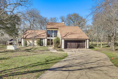 Hot Tub, Deck & Grill: Brookshire Gem Near Venues
